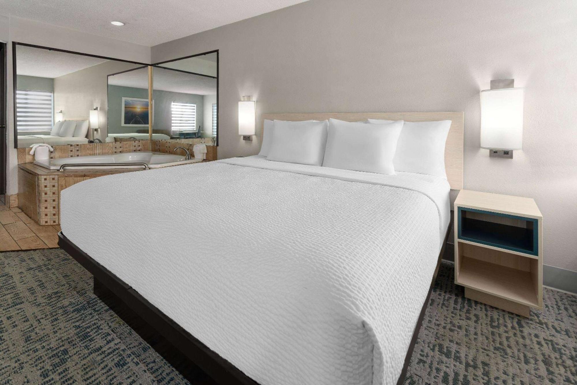 Baymont By Wyndham Lagrange Hotell Eksteriør bilde