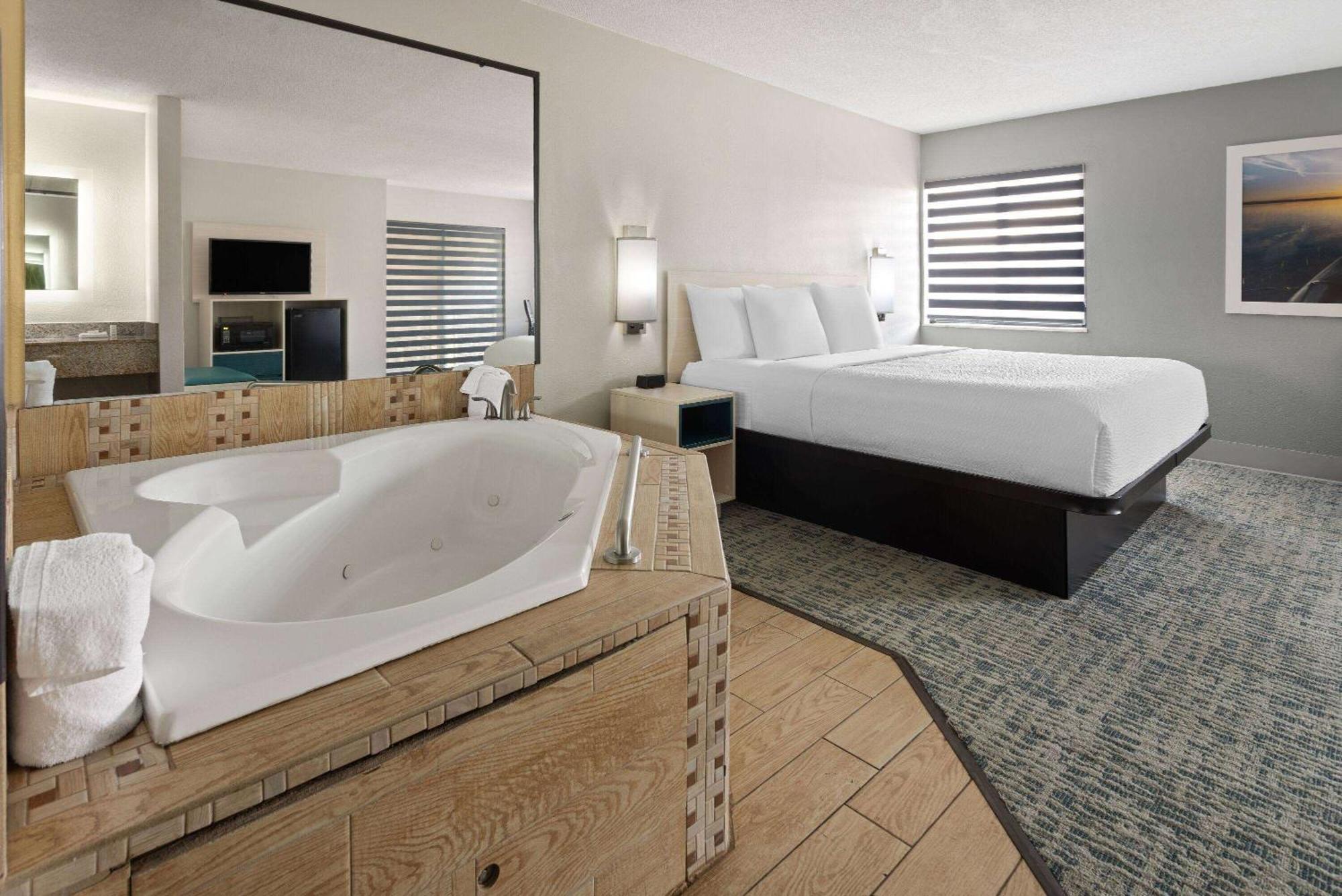 Baymont By Wyndham Lagrange Hotell Eksteriør bilde
