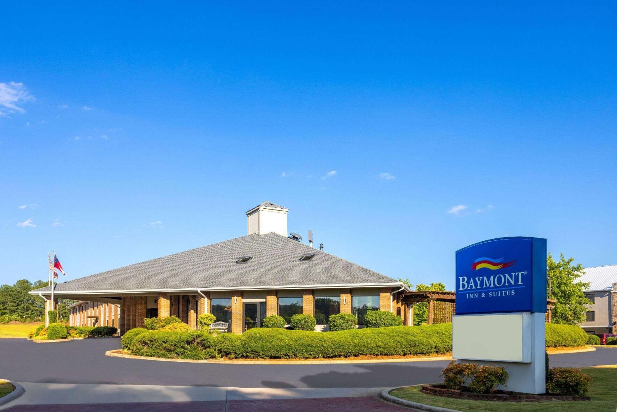 Baymont By Wyndham Lagrange Hotell Eksteriør bilde